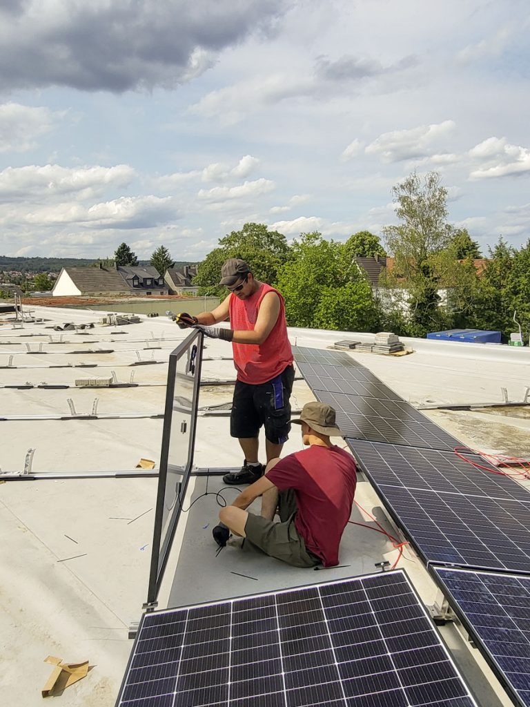 PV-Photovoltaik-Anlage auf dem Flachdach einer Schule