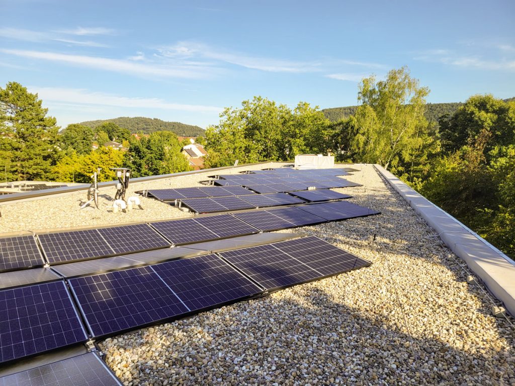 PV-Photovoltaik-Anlage auf dem Flachdach einer Schule