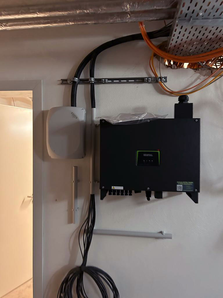 PV-Photovoltaik-Anlage auf dem Flachdach einer Schule