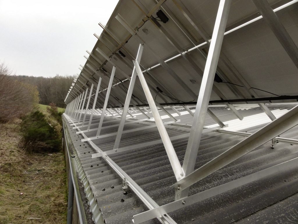 PV-Photovoltaik-Anlage auf einem Rinderstall